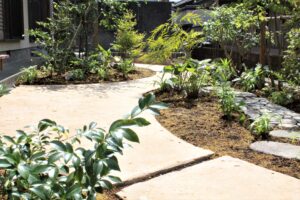 富士市個人邸：伝統工法「三和土（たたき）」を使った柔らかな園路